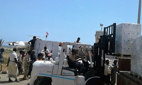 خليفة يوجه بتدشين جسر جوي من المواد الغذائية الرمضانية إلى سقطرى