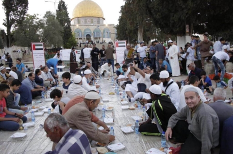 مؤسسة خليفة الانسانية توزع وجبات إفطار في المسجد الأقصى المبارك