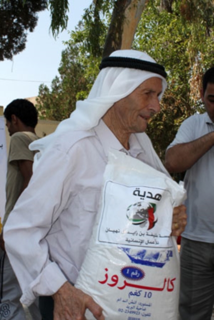 مؤسسة خليفة الإنسانية توزع طروداً غذائية على العائلات في الضفة الغربية