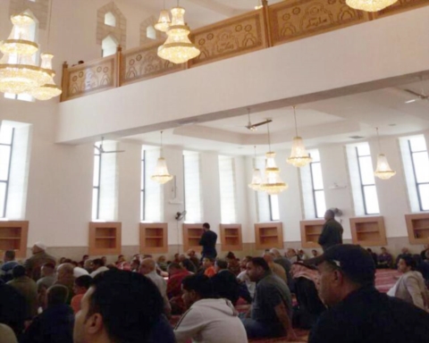 مسجد الشيخ خليفة بن زايد في القدس يكتظ بالمصلين في أول صلاة جمعة
