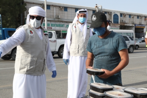 مؤسسة خليفة الإنسانية تقدم 58989 وجبة افطار للعمال في اليوم الرابع من رمضان بأبوظبي والعين والظفرة