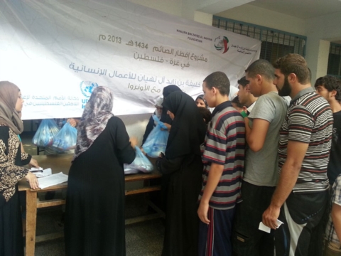 مؤسسة خليفة الانسانية تواصل تقديم الافطارات والطرود الغذائية لاهالي مدينة رفح في قطاع غزة
