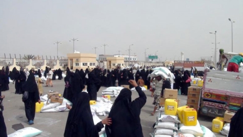 خليفة الانسانية توزع ثلاثة آلاف و850 طردا غذائيا على نازحي أبين