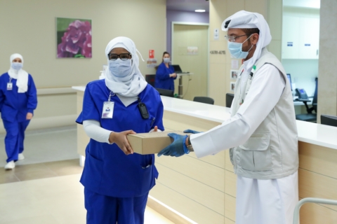 مؤسسة خليفة الانسانية تقدم 2770 وجبة إفطار للطواقم الطبية في مستشفيات أبوظبي والعين والظفرة ومستشفى دبي الميداني
