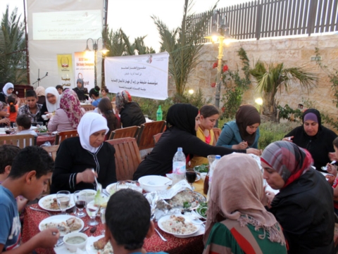 مؤسسة خليفة الإنسانية تقيم إفطارا جماعيا للأيتام في الأراضي الفلسطينية
