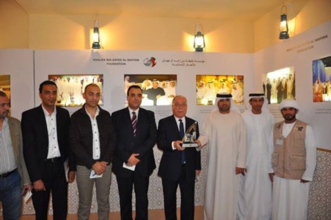 وفد مصري رفيع المستوى يزور جناح مؤسسة خليفة الإنسانية بمهرجان الشيخ زايد التراثي 2015