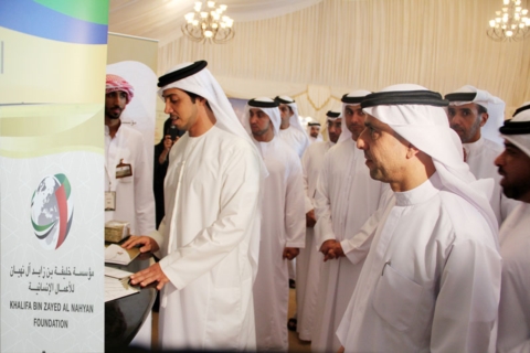 مؤسسة خليفة الإنسانية تدعم الأسر المواطنة المشاركة بمهرجان ليوا للرطب بشراء جزء من معروضاتها
