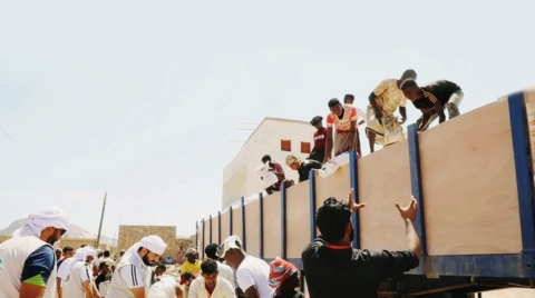 مؤسسة خليفة الإنسانية توزع آلاف السلال الغذائية في سقطرى
