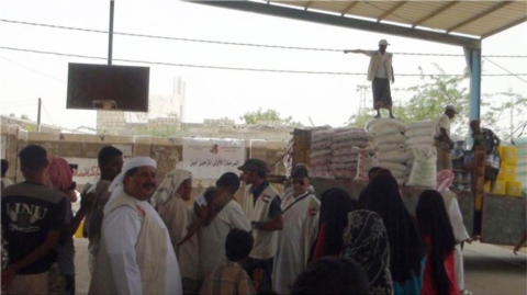 مؤسسة خليفة بن زايد الانسانية تواصل توزيعها الطرود الغذائية لنازحي أبين