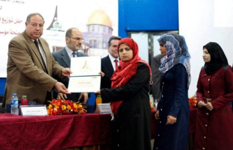 جامعة الاقصى في غزة تنظم حفل توزيع شهادات على الطلبة الخريجين المستفيدين من منحة مؤسسة خليفة الانسانية