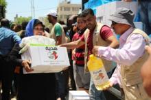 مؤسسة خليفة الإنسانية توزع 6000 طرد غذائي في فلسطين